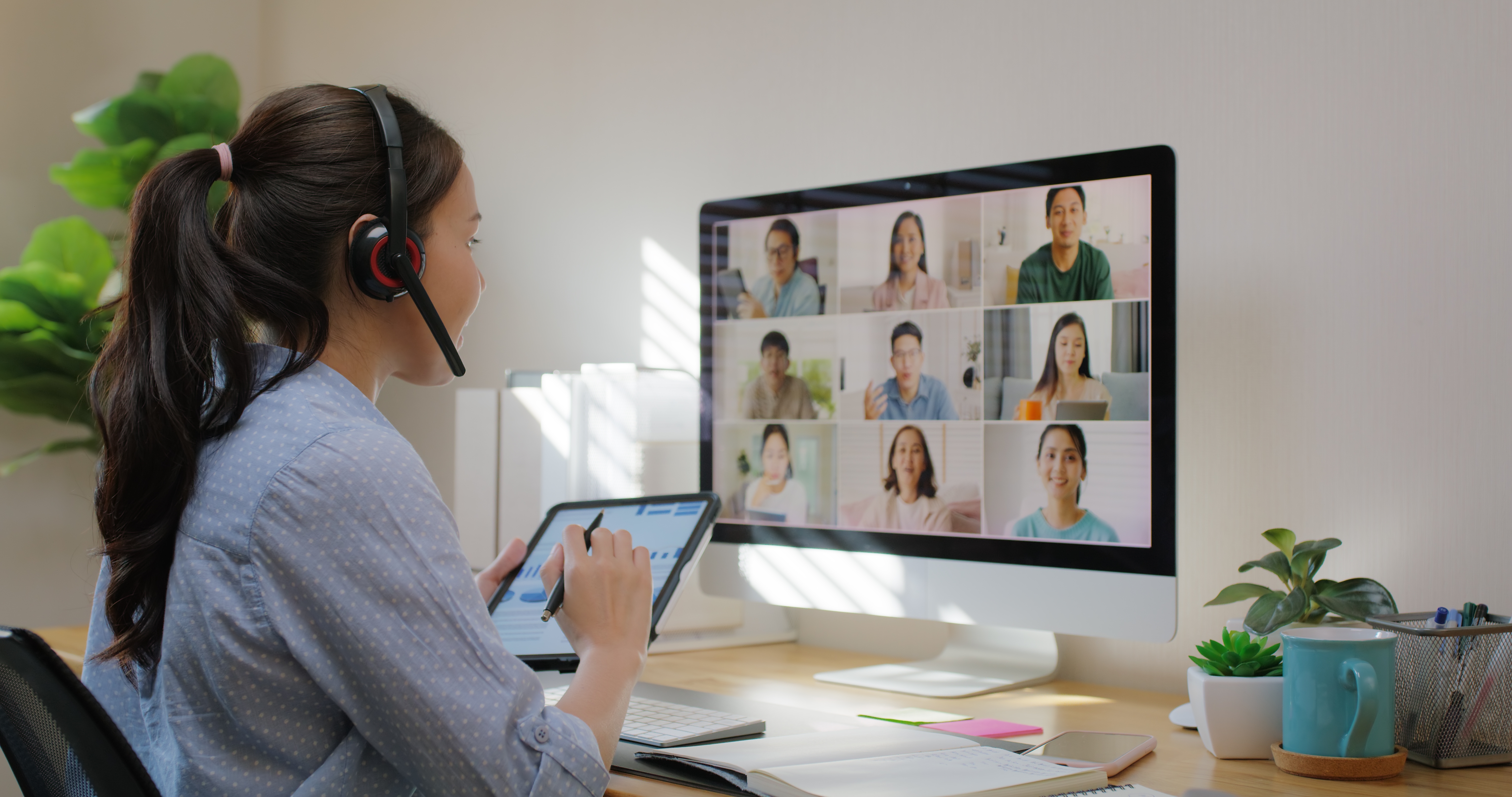 Studentica na online predavanju. Na zaslonu ekrana vidimo druge studente također prisutne online.