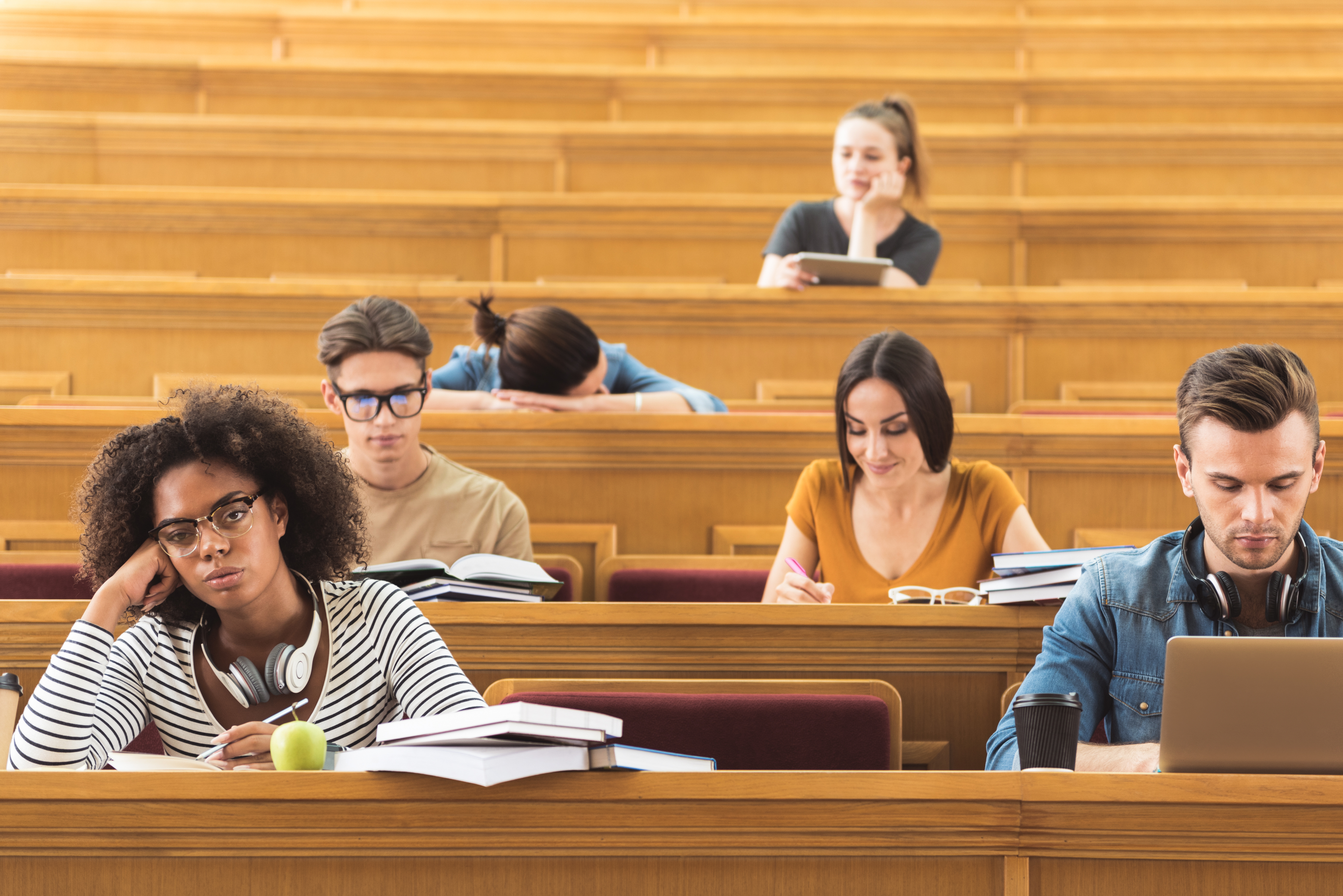 There are only a few students in the classroom. Some are preoccupied with their own content, others are uninterested.