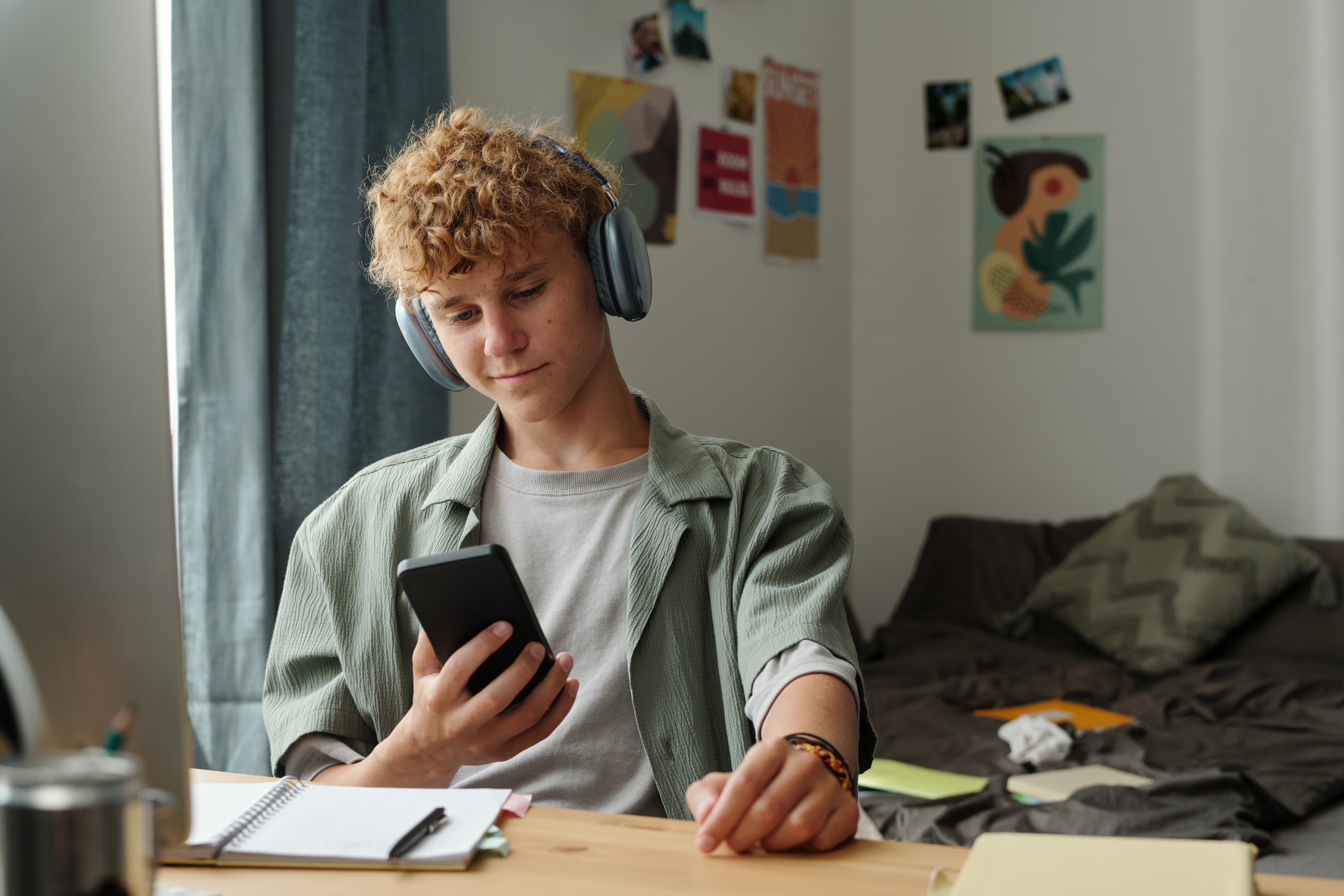 Student kod kuće ispunjava anonimnu anketu na pametnom telefonu.