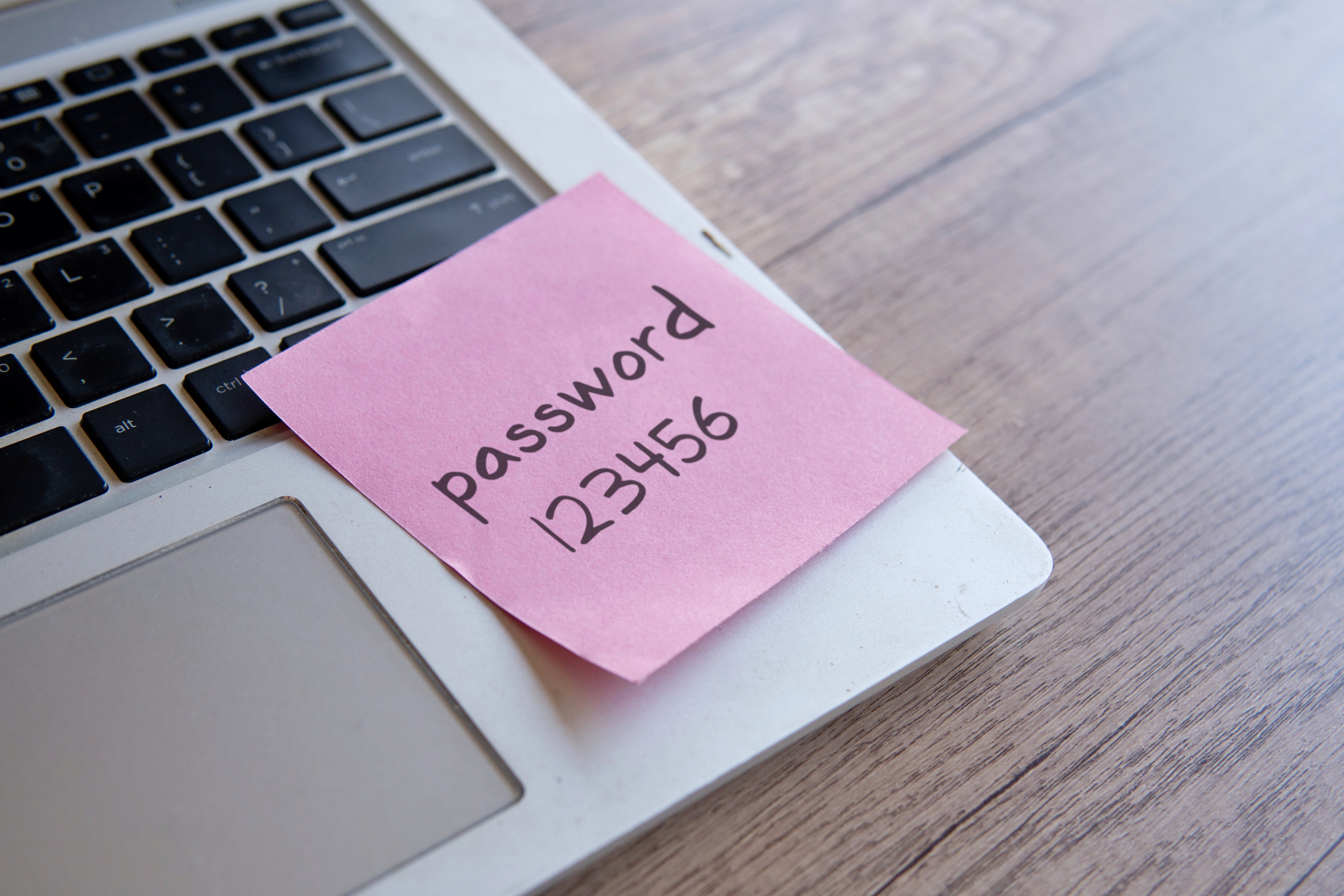 ChatGPT je rekao:

Ružičasta ljepljiva poruka s napisanom lozinkom „password 123456“ zalijepljena na laptop pored tipkovnice