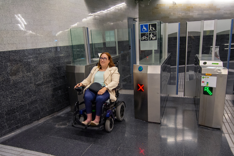 Žena u invalidskim kolicima koristi prolaz prilagođen širini kolica 