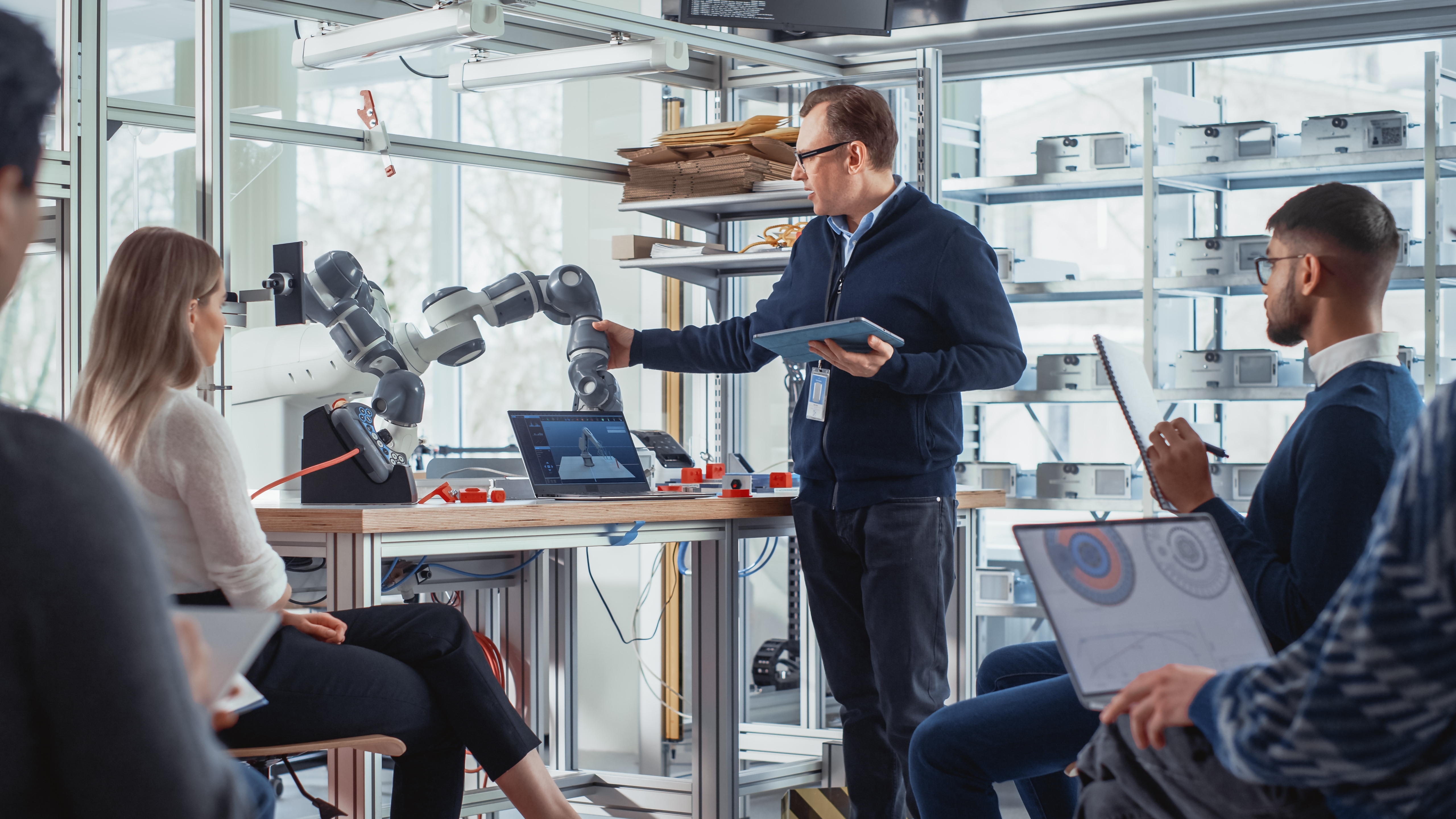     Upit je uspješno riješen

Mentor pokazuje studentima rad robotske ruke i koristi tablet u modernom laboratoriju