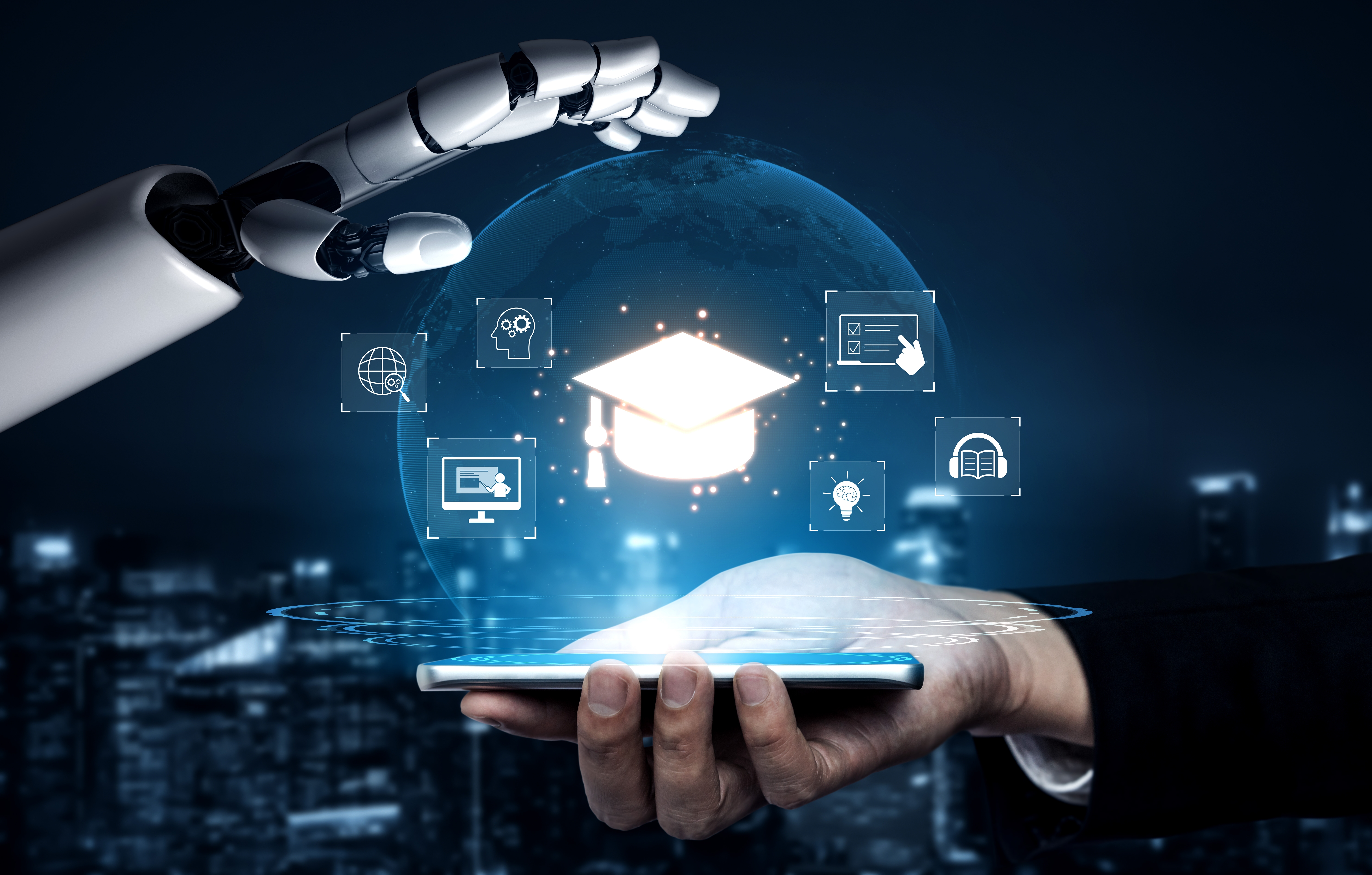 Robot dodiruje digitalnu kapu diplome iznad telefona koji drži ruka