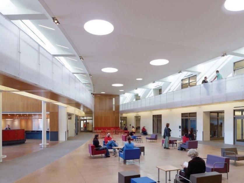 There are rooms on the left and right sides of the building, with designated circulation areas alongside them. 